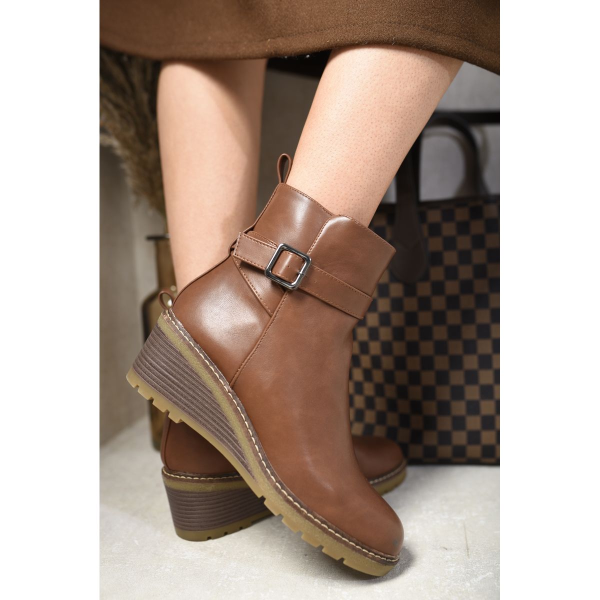 Low wedge boots top