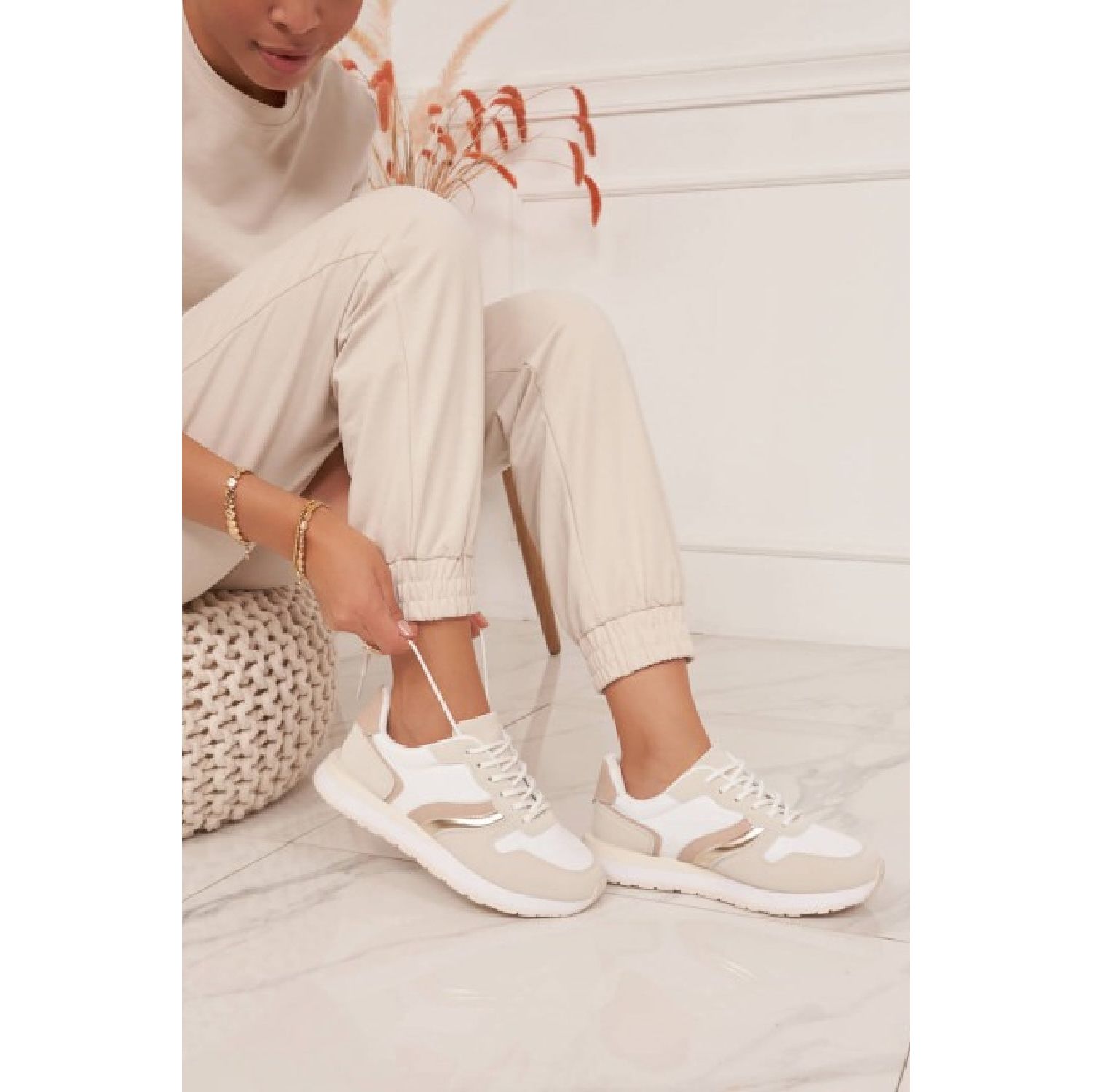 Chunky white trainers outfit hot sale