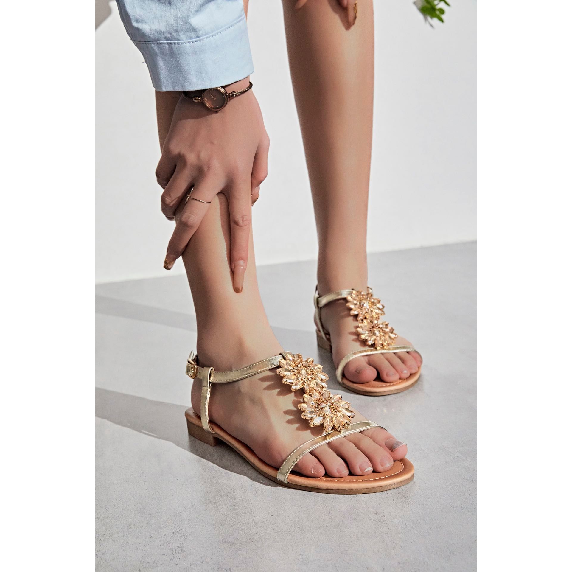 Flat sandals top with backstrap